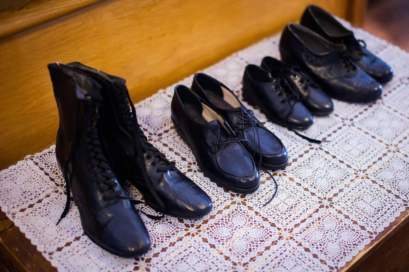 do amish wear shoes