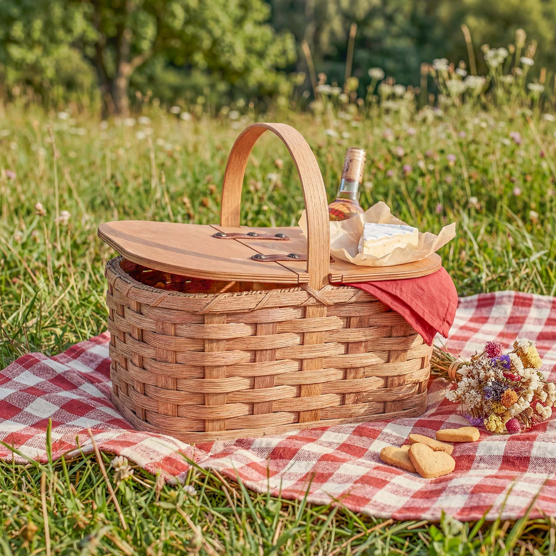 SALE! Small Vintage Picnic Basket | Amish Woven Wooden Basket w/Lid Plain
