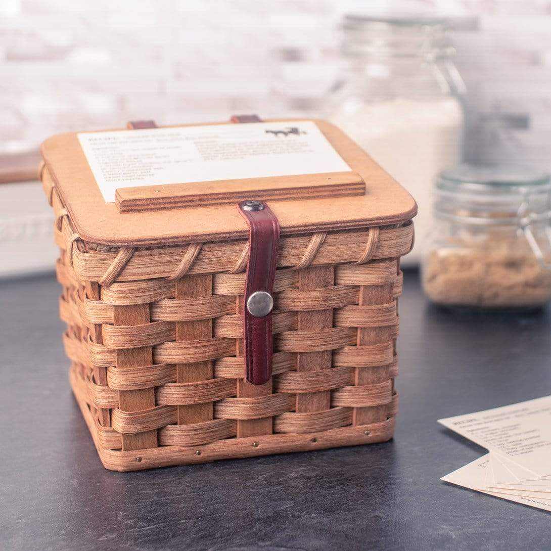 https://www.amishbaskets.com/cdn/shop/products/kitchen-table-amish-woven-wood-recipe-card-box-with-lid-28428279939175_1090x1090.jpg?v=1628122594