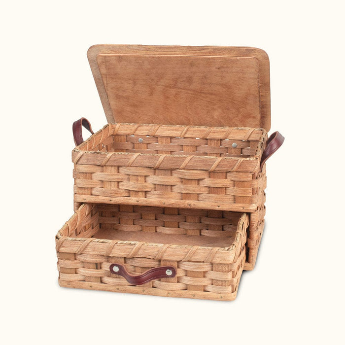 https://www.amishbaskets.com/cdn/shop/products/sewing-baskets-amish-made-vintage-sewing-craft-basket-organizer-with-drawer-29183096094823_700x700.jpg?v=1660246952